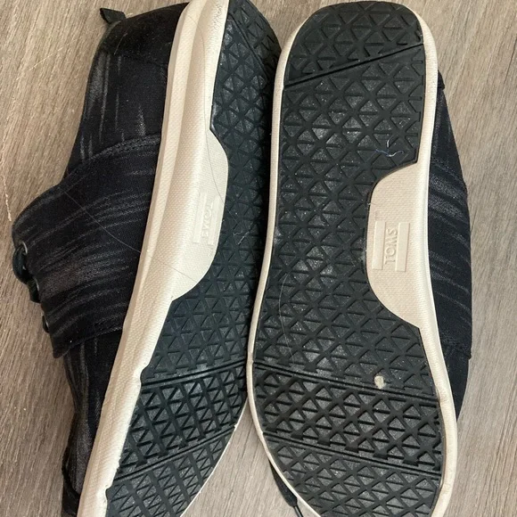 Tom’s navy tennis shoes 8.5 - Picture 4 of 5